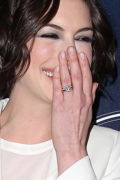 Anne Hathaway se casó con el actor Adam Shulman en septiembre de 2012. En la boda, llevó un anillo clásico: un diamante de seis caras anidado en una banda de platino.