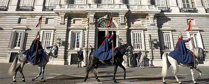 Vista del primer relevo semanal de la Guardia Real realizado hoy en el Palacio Real.