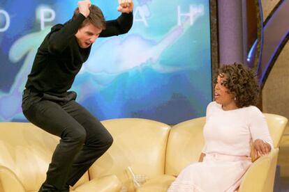 El salto sobre el sofá en el programa de Oprah Winfrey es una de esas escenas, fuera de la pantalla del cine, que nadie olvida de Tom Cruise. En mayo de 2005, extasiado por su amor hacia la actriz Katie Holmes, se pone de rodillas ante la presentadora, le agarra las manos, la zarandea y culmina el número botando sobre el sofá y gritando que está enamorado. La entrevista, que causó a más de uno vergüenza ajena, acaba con el actor, de la mano, de la que luego se convertiría, un año después, en su tercera esposa. 