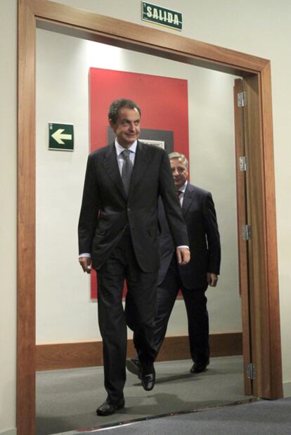 Zapatero llega con Blanco a la conferencia de prensa.