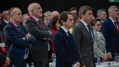 El expresidente del Gobierno José María Aznar, el presidente de la Generalitat, Carlos Mazón, y detrás los empresarios Juan Roig y Fernando Roig, durante el minuto de silencio por los 10 muertos del incendio en Valencia, este miércoles en AVE.