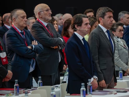El expresidente del Gobierno José María Aznar, el presidente de la Generalitat, Carlos Mazón, y detrás los empresarios Juan Roig y Fernando Roig, durante el minuto de silencio por los 10 muertos del incendio en Valencia, este miércoles en AVE.