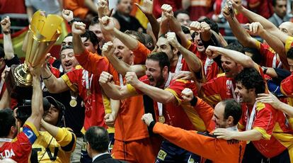 <b>CAMPEÓN DEL MUNDO</b> Con la selección logró un hito histórico al ganar el Mundial del 2005 celebrado en Túnez después de derrotar a la selección de Croacia en la final (40-34). "Llegamos a Túnez con un nuevo seleccionador, Juan Carlos Pastor, por el que muchos no daban ni un duro. Pero tenía ideas novedosas y las aplicó. Las cosas salieron bien y ganamos el Oro. Pudimos sacarnos la espina de Portugal en 2003, donde fuimos cuartos. Fue un sueño hecho realidad, porque muchas veces recordaba a Maradona levantando la Copa de campeón del Mundo y quería emularle. Allí pude hacerlo". En la imagen, los jugadores de la selección celebran su victoria