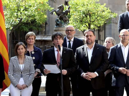 Catalan premier Puigdemont (c) announces referendum date.