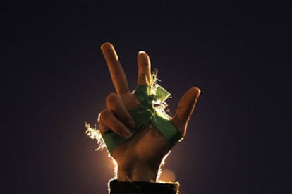 Un estudiante muestra un signo de victoria durante una manifestación celebrada el jueves en Roma contra el Gobierno iraní.