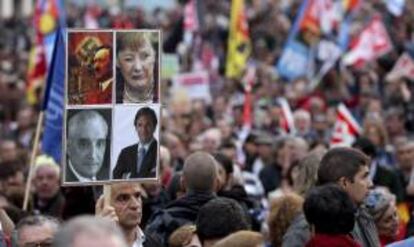 Vista de un cartel con Adolf Hitler, Angela Merkel, Antonio de Oliveira Salazar y el primer ministro Pedro Passos Coelho durante una manifestación celebrada en frente del Parlamento en Lisboa (Portugal). EFE/Archivo