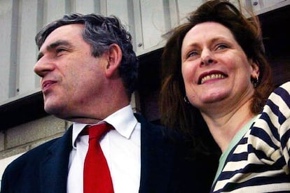 Gordon Brown y su esposa, Sarah, a su llegada al colegio electoral escocés de North Queensferry.