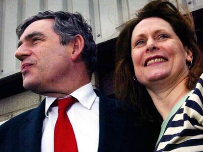 Gordon Brown y su esposa, Sarah, a su llegada al colegio electoral escocés de North Queensferry.
