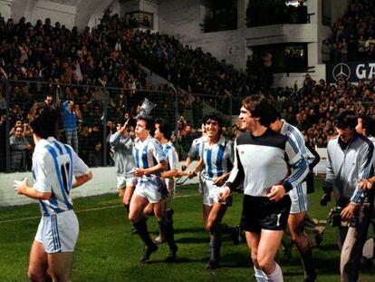 Los jugadores de la Real celebran con su público la Supercopa de 1982.