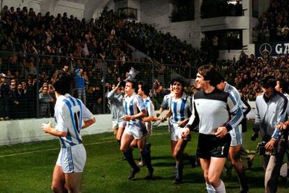 Los jugadores de la Real celebran con su público la Supercopa de 1982.