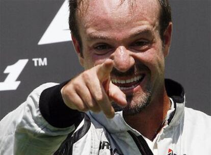 Barrichello celebra en el podio su triunfo.