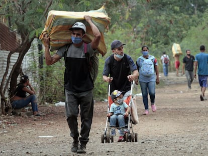 Ciudadanos venezolanos ingresan a Colombia a través de pasos irregulares, el 16 de febrero de 2021, en Cúcuta (Colombia).