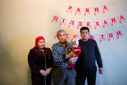 La familia Abdikerov vive en un pequeño pueblo cerca del mar de Aral, cuyas aguas fueron menguando debido a la irrigación en la era soviética. La desertización y el desastre ecológico se suman al colapso de una antigua economía pesquera.