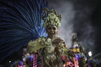 Una de las participantes en los desfiles en el sambódromo de Río de Janeiro (Brasil), de la escuela de samba del Grupo Especial Paraiso de Tuiuti, el 11 de febrero de 2018.