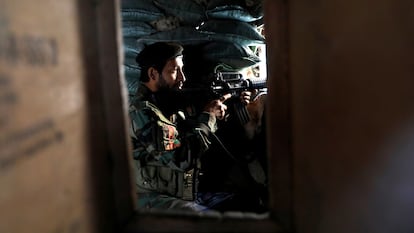 Un soldado afgano, este jueves en un puesto de control en la ruta que une Jalalabad y Kabul.