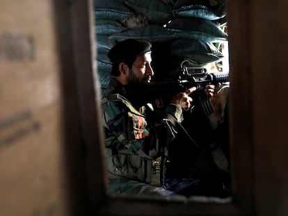 Un soldado afgano, este jueves en un puesto de control en la ruta que une Jalalabad y Kabul.