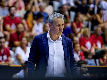 Jordi Sargatal, entrenador del Bàsquet Girona, durante las semifinales de las eliminatorias de ascenso que su equipo disputó contra el Força Lleida en Fontajau, el pasado sábado.