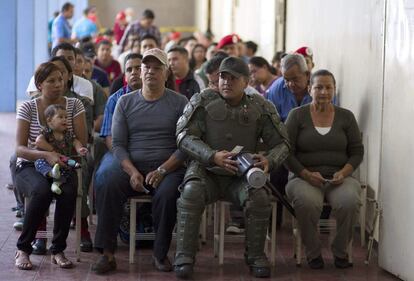Ciudadanos venezolanos esperan para votar a su nuevo presidente en los comicios convocados tras el fallecimiento en marzo pasado de Hugo Chávez.