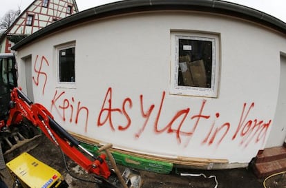 “No a los solicitantes de asilo en Vorra”, dice la pintada hecha por ultras el jueves en un centro de acogida.