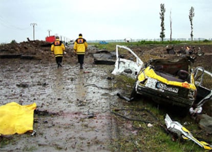 Imagen del estado de la carretera en la que explotó el vehículo con sus restos al fondo.