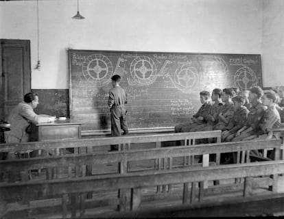 Clase de hidráulica en la Escuela de Aprendices de Trubia, en una imagen de finales de los años cuarenta. La fotografía es una copia a partir de un negativo de placa de vidrio.