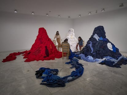'Arreglos', una 'performance' dentro de la exposición de la artista Suzanne Lacy en el CAAC (Sevilla).