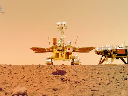 El robot explorador 'Zhurong' y la plataforma de amartizaje 'Tianwen', en la superficie de Marte en una imagen de la agencia espacial asiática (CNSA).