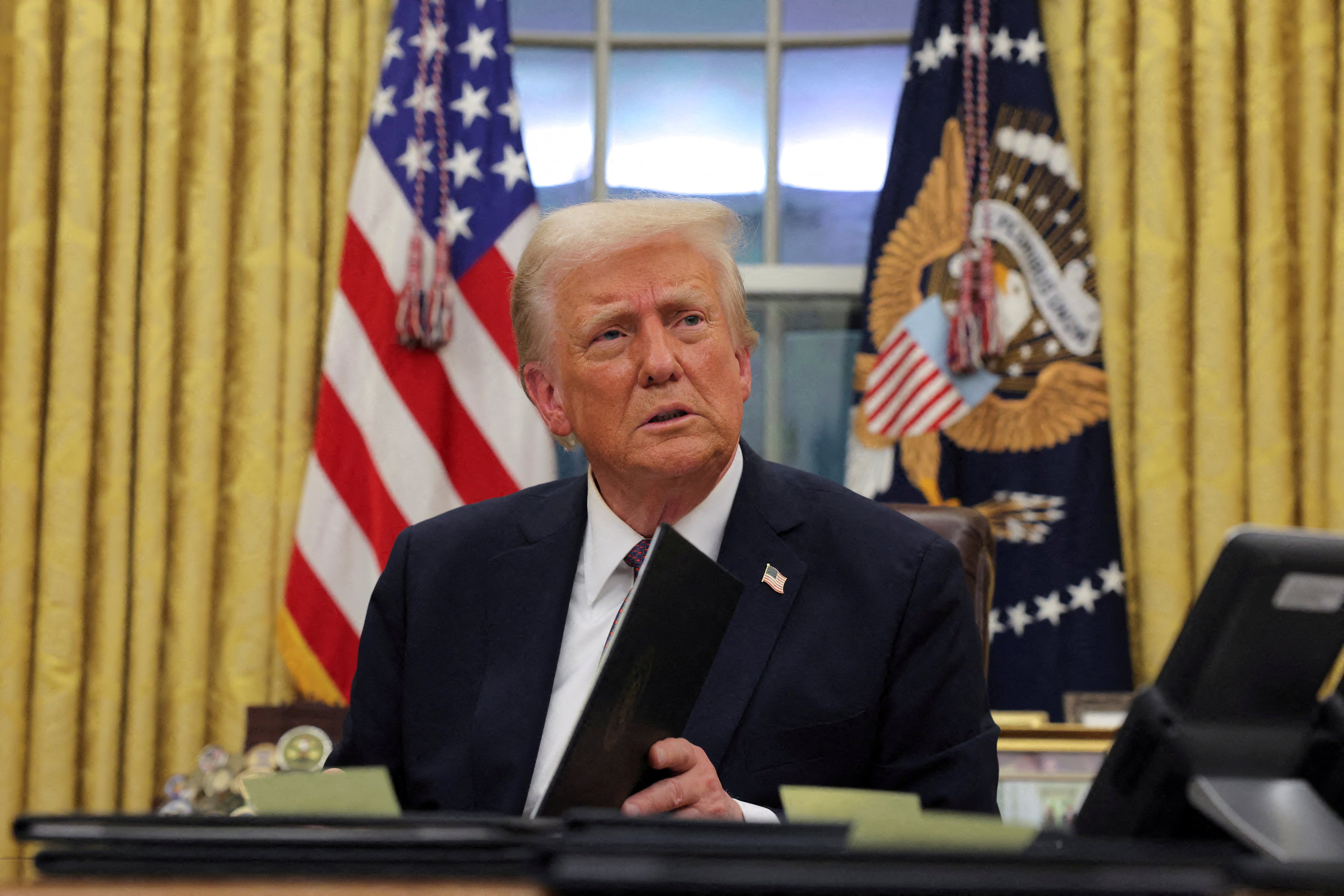 El presidente de EE UU, Donald Trump, firma unas órdenes ejecutivas en el Despacho Oval.