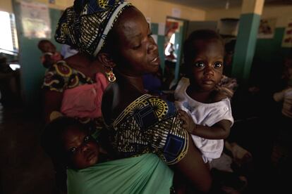 Decenas de madres que llevan a sus hijos a pesar y medir en los controles que realiza Acción contra el Hambre en Bamako.