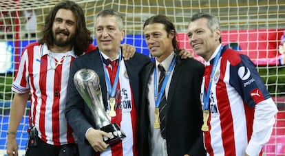 Amaury y Jorge Vergara junto a Matías Almeyda, antiguo entrenador de Chivas, y José Luis Higuera, CEO de Omnilife.