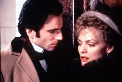 Esta imagen pertenece a la película de Martin Scorsese 'La edad de la inocencia', del año 1993. Daniel Day-Lewis aparece junto a Michele Pfeiffer.