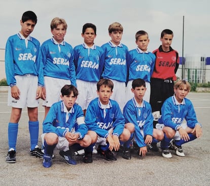 Iñigo Pérez, abajo, el segundo por la izquierda, con su club de origen, el Txantrea, antes de marcharse al Athletic con 13 años.