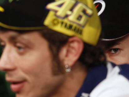 El piloto italiano Valentino Rossi, en primer plano, durante una rueda de prensa, ante la mirada de su compa&ntilde;ero de equipo, Jorge Lorenzo.