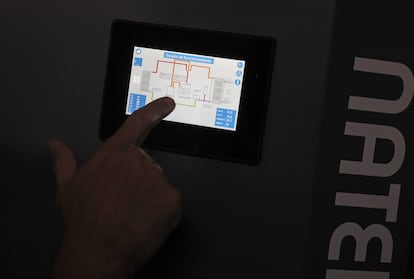 La aerotermia les permite mantener la temperatura en este edificio de 17.000 metros cuadrados. Lo tienen regulado para que la temperatura sea de 23,9 grados y la humedad oscile entre el 40 y 45%. Jaime Villanueva/El País