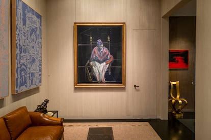 En el centro, 'Estudio para retrato II', de Francis Bacon, y a la derecha, 'Silla eléctrica roja', de Andy Warhol.