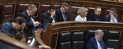 Ciudadanos leader Albert Rivera (far right) observes Podemos chief Pablo Iglesias (far left) in Congress.
