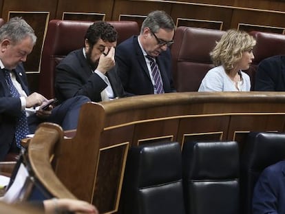 Ciudadanos leader Albert Rivera (far right) observes Podemos chief Pablo Iglesias (far left) in Congress.