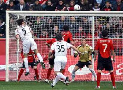 Cuéllar cabecea a la red el primer gol de Osasuna.