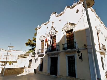 Fachada del Ayuntamiento de Alginet donde se está rodando una serie.