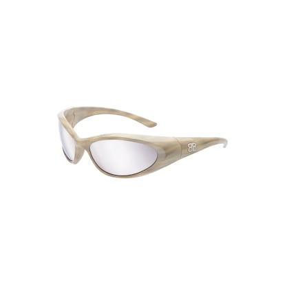 El futuro nos lo trae Balenciaga con sus gafas de sol fabricadas con un nylon inyectado de origen biológico, con el que recrea el color del cuerno de marfil, su silueta deportiva y las lentes plateadas de espejo.
