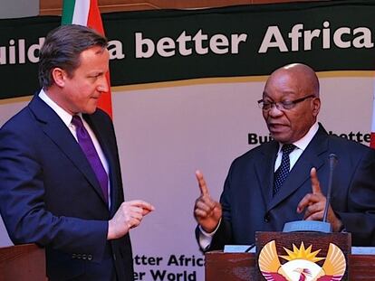 El ex primer ministro británico David Cameron discute con el presidente sudafricano Jacob Zuma durante su viaje a varios países africanos en 2011 / Frans Sello waga Machate