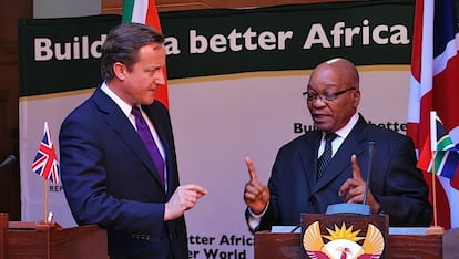 El ex primer ministro británico David Cameron discute con el presidente sudafricano Jacob Zuma durante su viaje a varios países africanos en 2011 / Frans Sello waga Machate