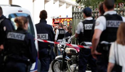 Agents de la policia al lloc de l&#039;atac a Levallois-Perret.