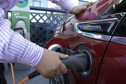 Carga de energía en un vehículo eléctrico.