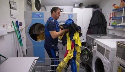 Titi, el utillero de la AD Alcorcón, limpia la ropa luego de un entrenamiento del equipo.