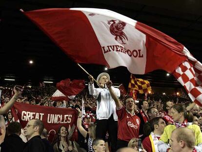 Seguidores del Liverpool celebran una victoria sobre el Chelsea en la mítica grada <i>The Kop</i><b>.</b>