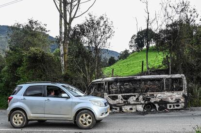 Un autobús quemado por miembros del clan del Golfo en Yarumal, Antioquia, el viernes pasado. 