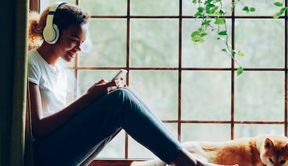 Chica utilizando un smartphone para escuchar música
