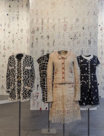 De izquierda a derecha: traje creado para Haute Couture de Chanel, chaqueta y vestido Haute Couture de Chanel y vestido para la colección Prêt-à-porter que se encontraba en el Museo Metropolitano de Nueva York.