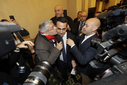 El líder de 5 Estrellas, Luigi Di Maio, besado por un periodista en la rueda de prensa de este lunes sobre los resultados de las elecciones. (AP/Andrew Medichini)